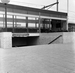 856917 Gezicht op de ingang van de perrontunnel aan de achterzijde van het N.S.-station Rijswijk te Rijswijk.